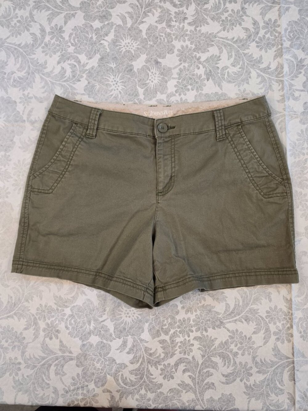 ✨St. John's Bay Olive Green Chino Shorts Size 12 Stretch ✨